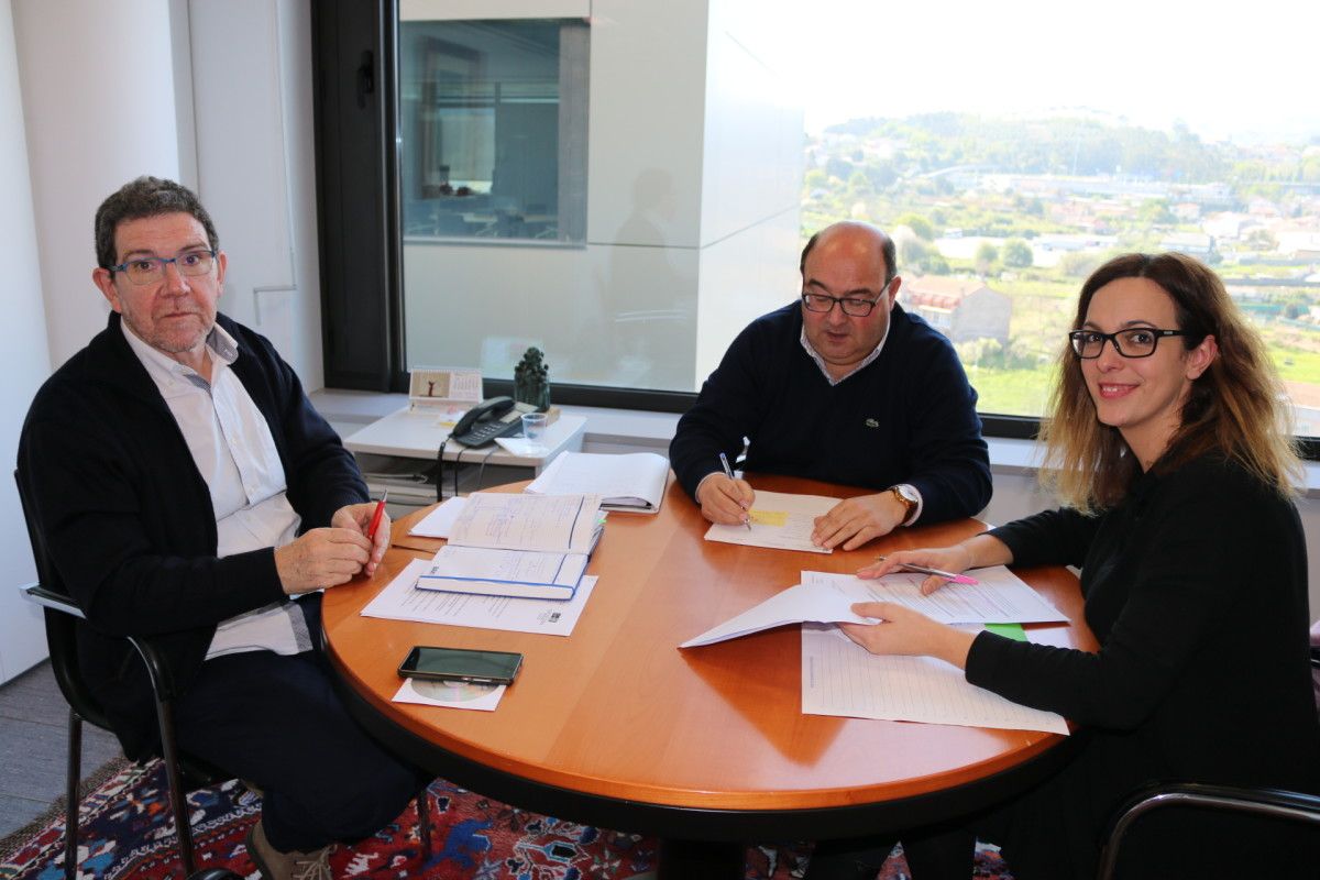 Reunión entre a concelleira de Educación de Sanxenxo, Sandra Fernández Agraso, e o xefe territorial de Educación, César Pérez Ares