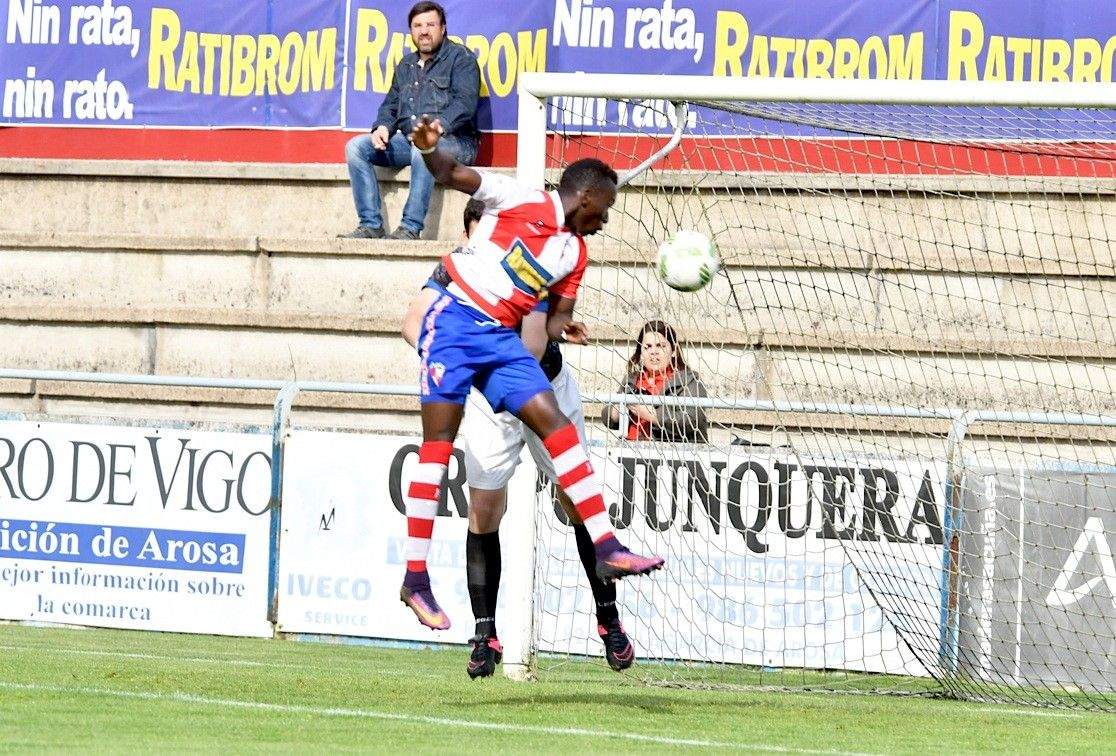 Sylla marca o gol da vitoria do Arosa ante o Barco