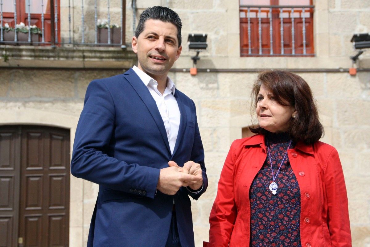 Andrés Díaz y Chelo Besada frente al Concello de Poio