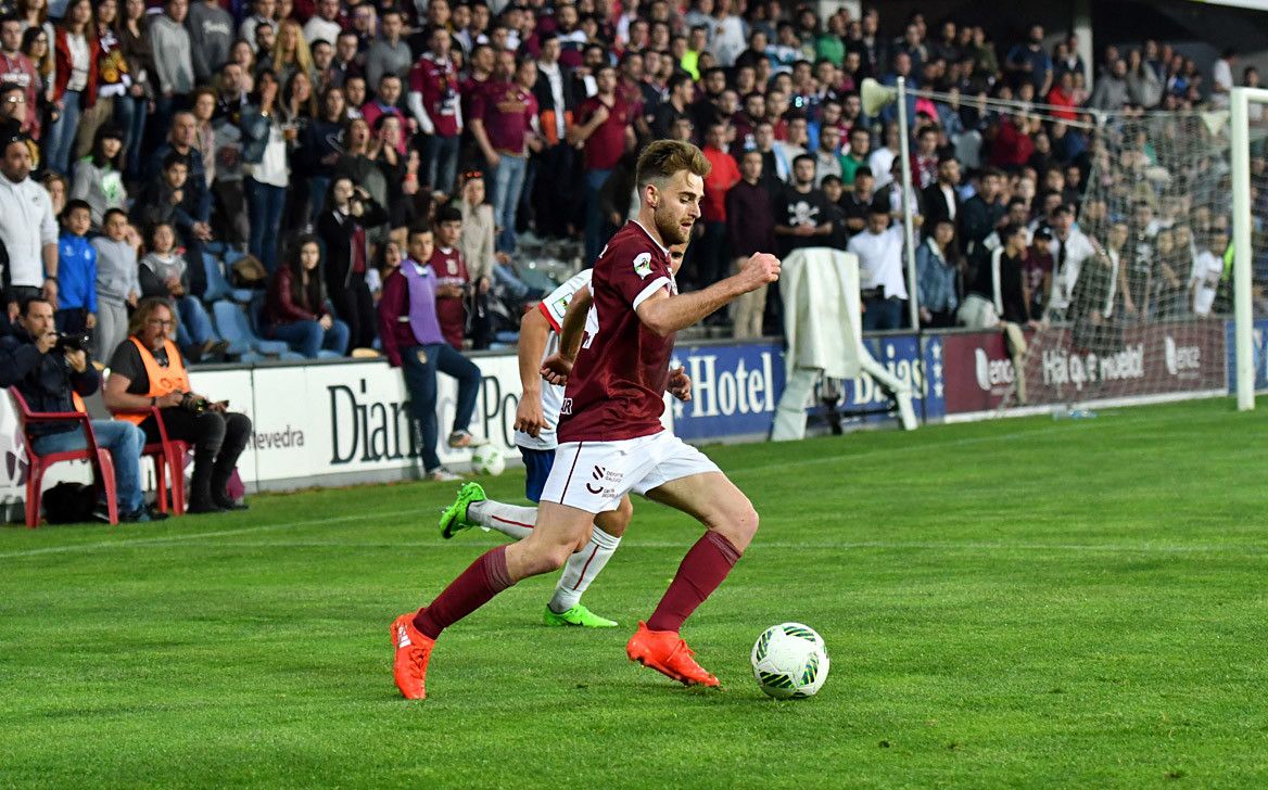 Álex González durante o partido entre Pontevedra e Cultural Leonesa