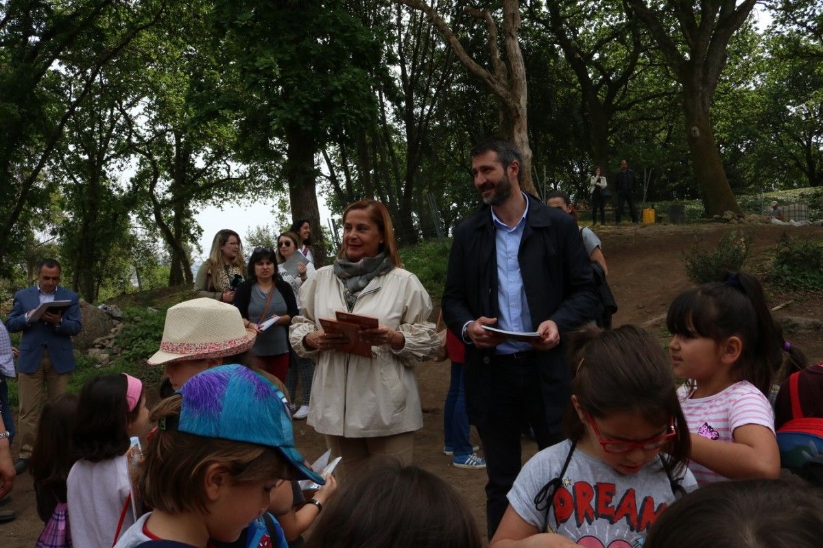A visita de Carmela Silva e Alberto Varela coincidiu cunha excursión escolar A visita de Carmela Silva e Alberto Varela coincidiu cunha excursión escolar
