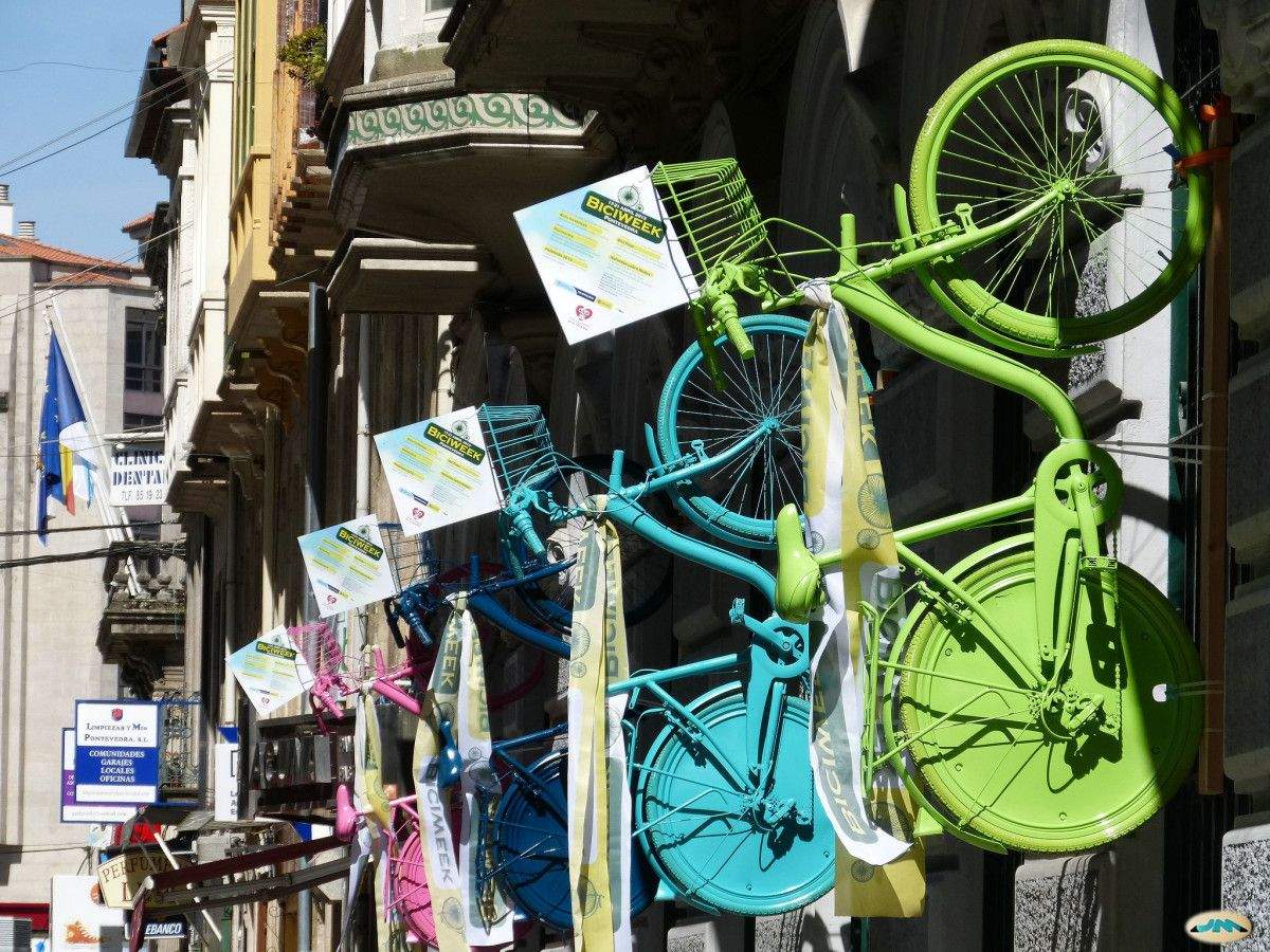 Bicicletas adornando as fachadas da rúa Michelena