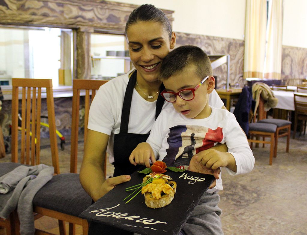 Hugo y su madre Carmen con la tosta ganadora 