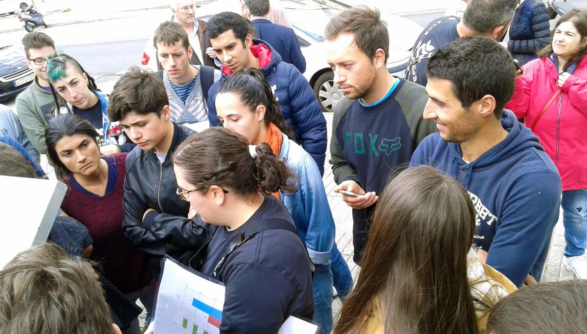 Alumnos del Campus frente a los composteros