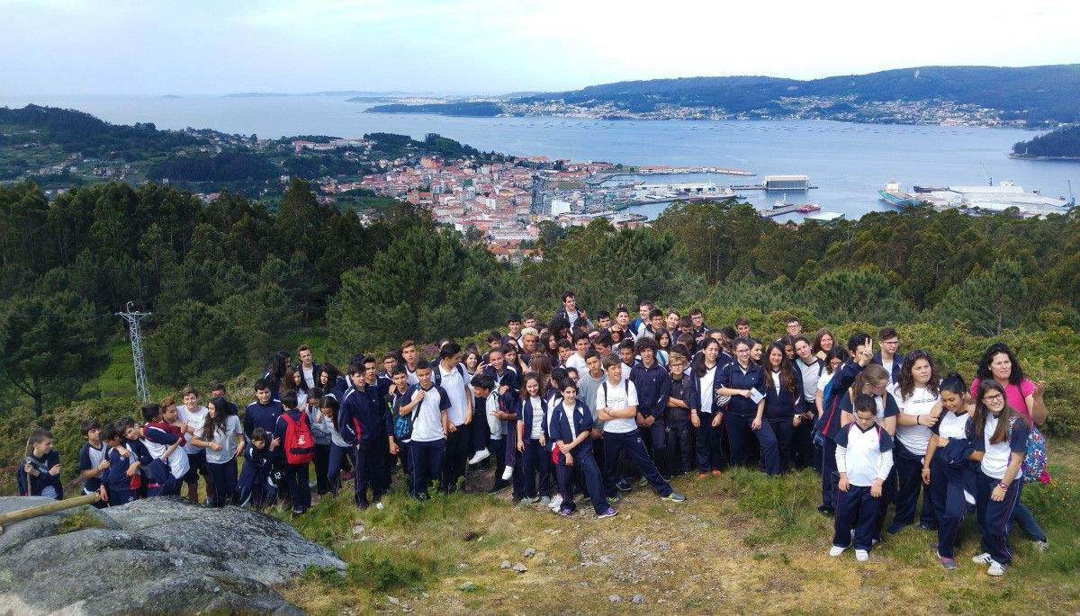 Estudiantes del Sagrado Corazón de Placeres limpian el monte de especies invasoras