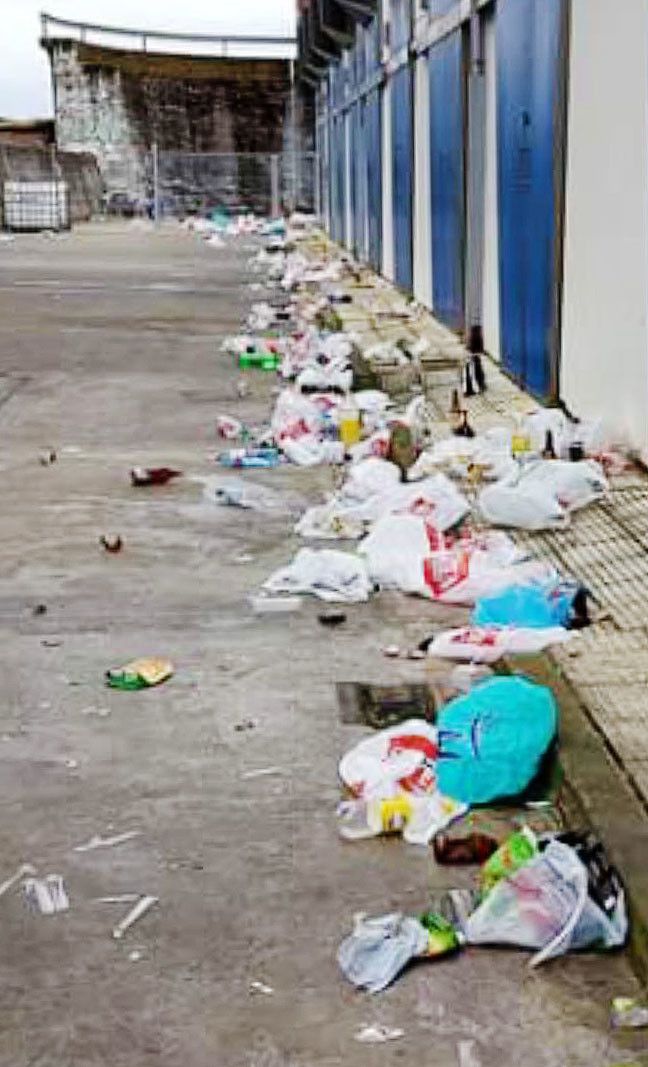 Suciedade no porto deportivo de Sanxenxo