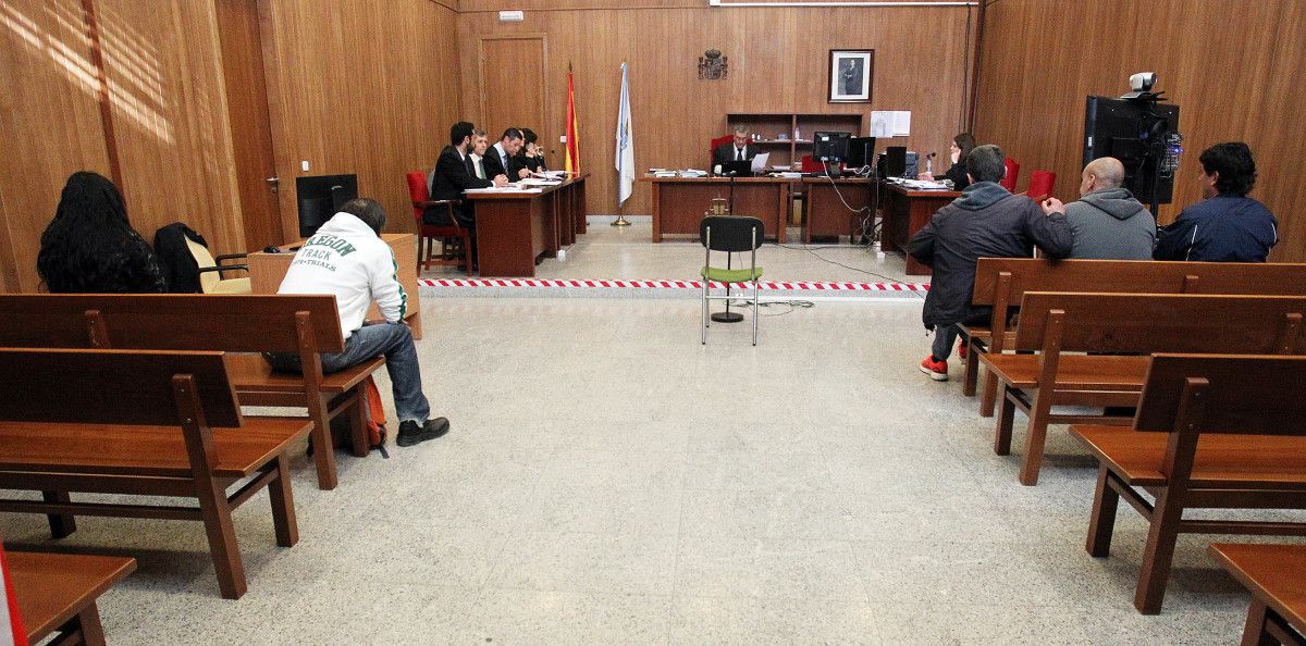 Cinco de los seis acusados de trapicheo en A Ferrería, durante el juicio en A Parda