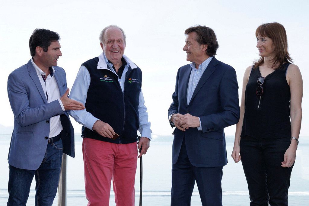 O Rey Juan Carlos recibe a licenza de honra de vela no Náutico de Sanxenxo