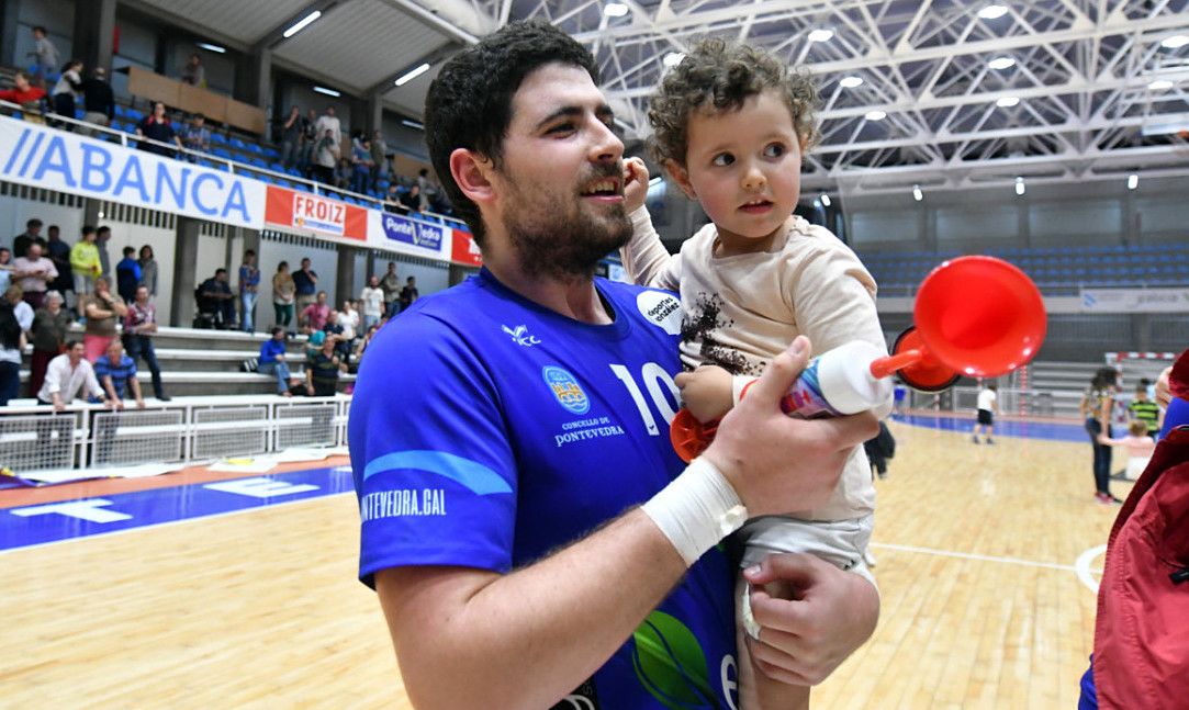 Juan Quintas celebra o ascenso do Teucro a Asobal tras empatar ante Barcelona B (26-26)