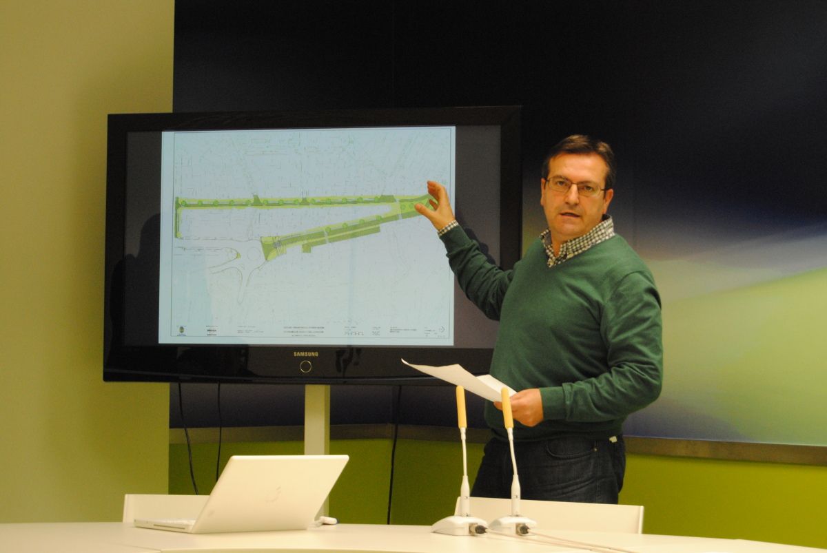 Luis Bará explica a los medios las mejoras incluidas en el desdoblamiento de la Avenida de Vigo
