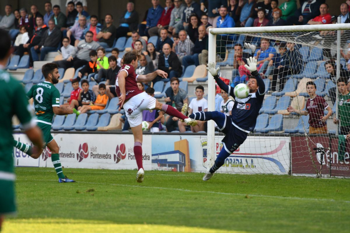 Mateu non acerta neste remate para facer o segundo gol do Pontevedra fronte ao Coruxo en Pasarón