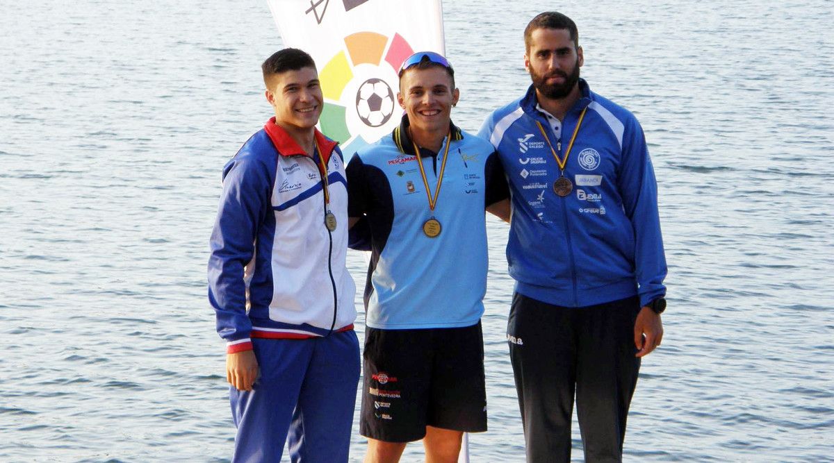 Adrián Sieiro (centro) no podio da Copa de España de Piragüismo en Trasona