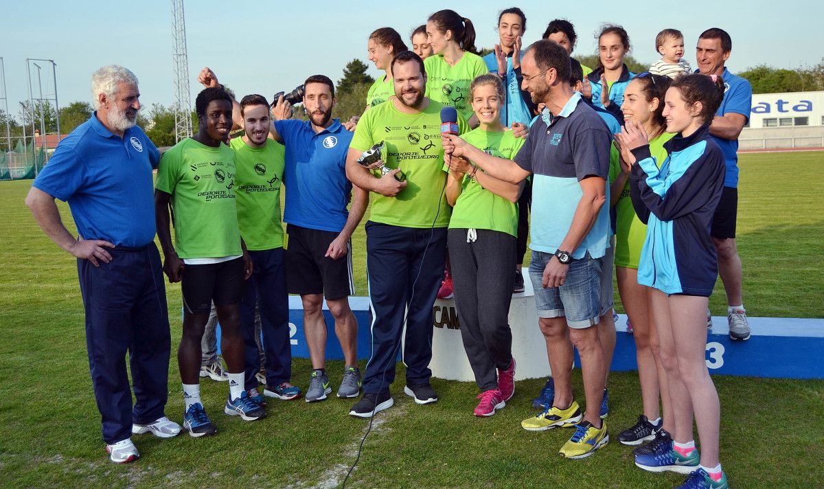 El equipo de la Gimnástica celebra el título gallego conseguido en Ferrol