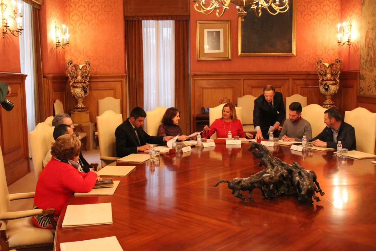 Firma de los contratos de cesión para dos nuevas empresas en el vivero de Barro-Meis
