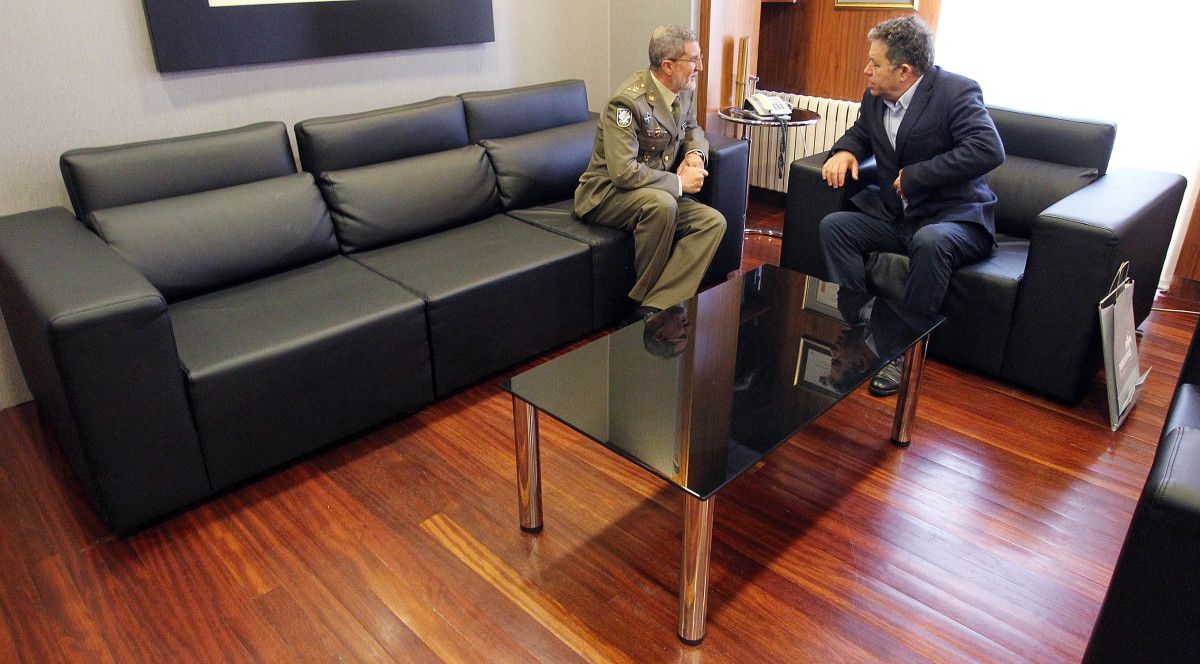 Entrevista del general jefe de la Brilat, Antonio Romero, con el alcalde de Pontevedra