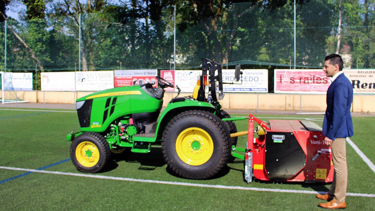Trabajos de mantenimiento del campo de fútbol de Chan da Barcia