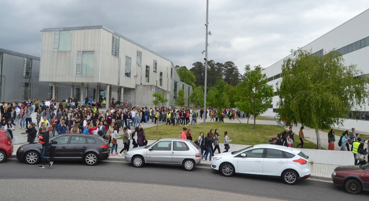 Estudantes do campus universitario de Pontevedra durante un simulacro de bomba
