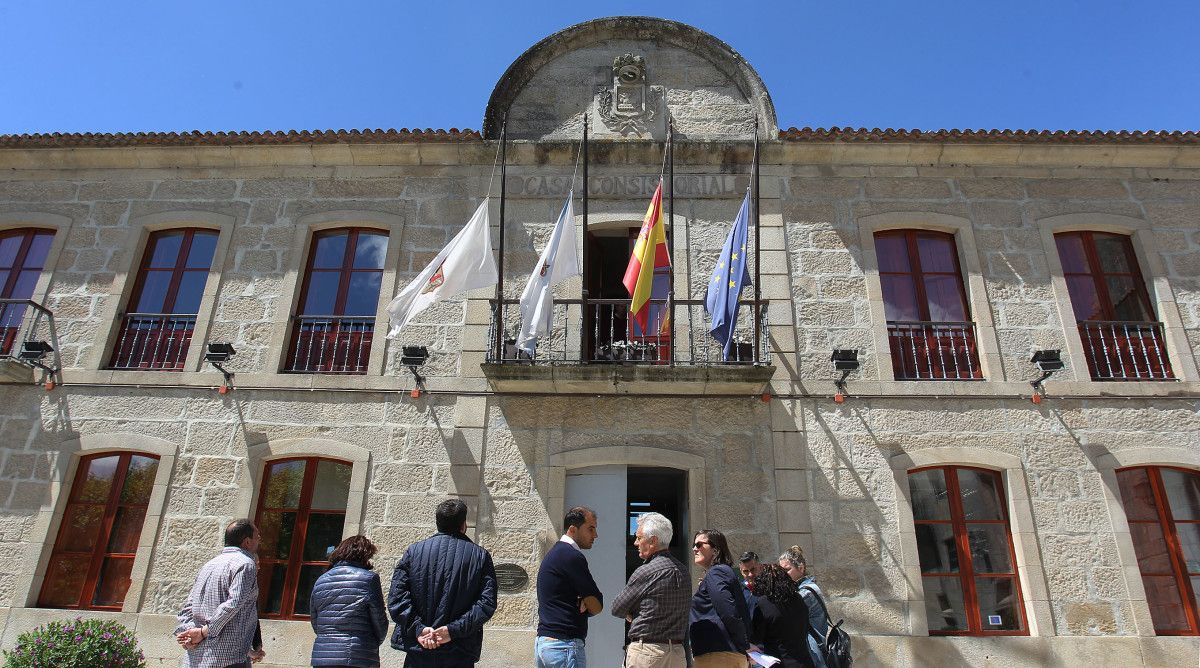 Las banderas del Concello de Poio ondean a media asta