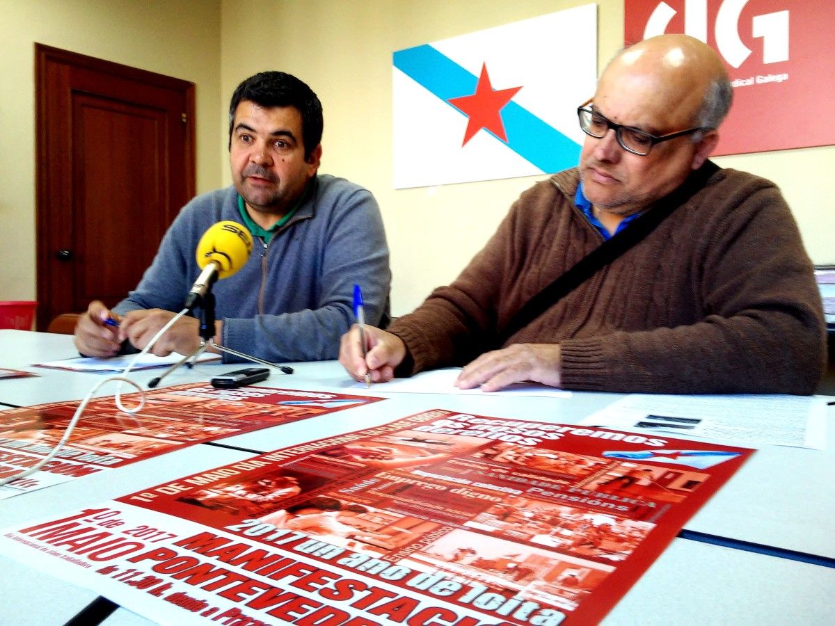 Marcos Conde e Xabier Aboi, da CIG, presentando a manifestación do 1º de maio