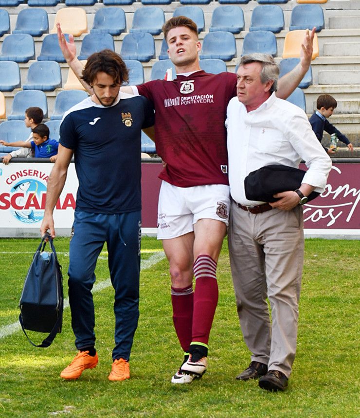 Mario Barco abandona lesionado el terreno de juego ante el Coruxo