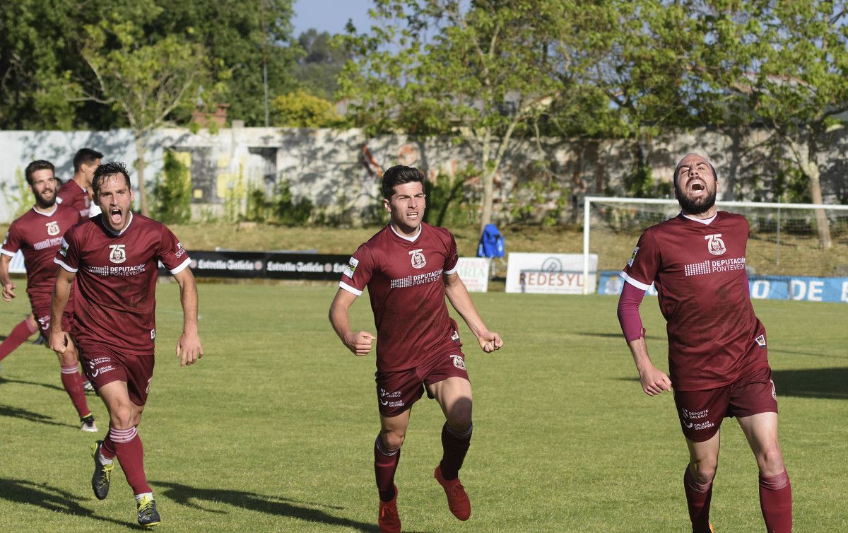 Jacobo celebra o gol do empate do Pontevedra fronte ao Boiro en Barraña