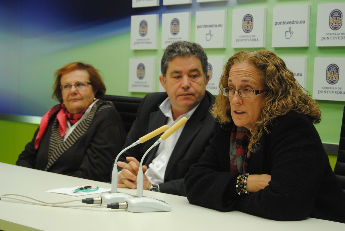 Rufina Moreno, Miguel Fernández Lores y Luisa Márquez, en el Concello de Pontevedra
