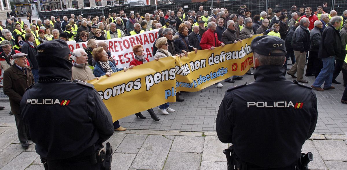 Manifestación en Pontevedra dos colectivos de emigrantes retornados 