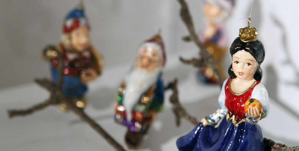 Adornos navideños de vidrio soplado y pintado que se muestran en "Soplos de Navidad"