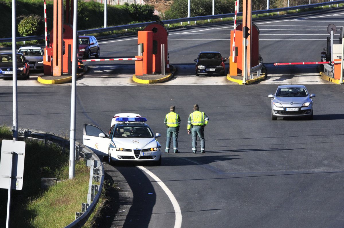 Control de la Guardia Civil en el peaje de la AP-9