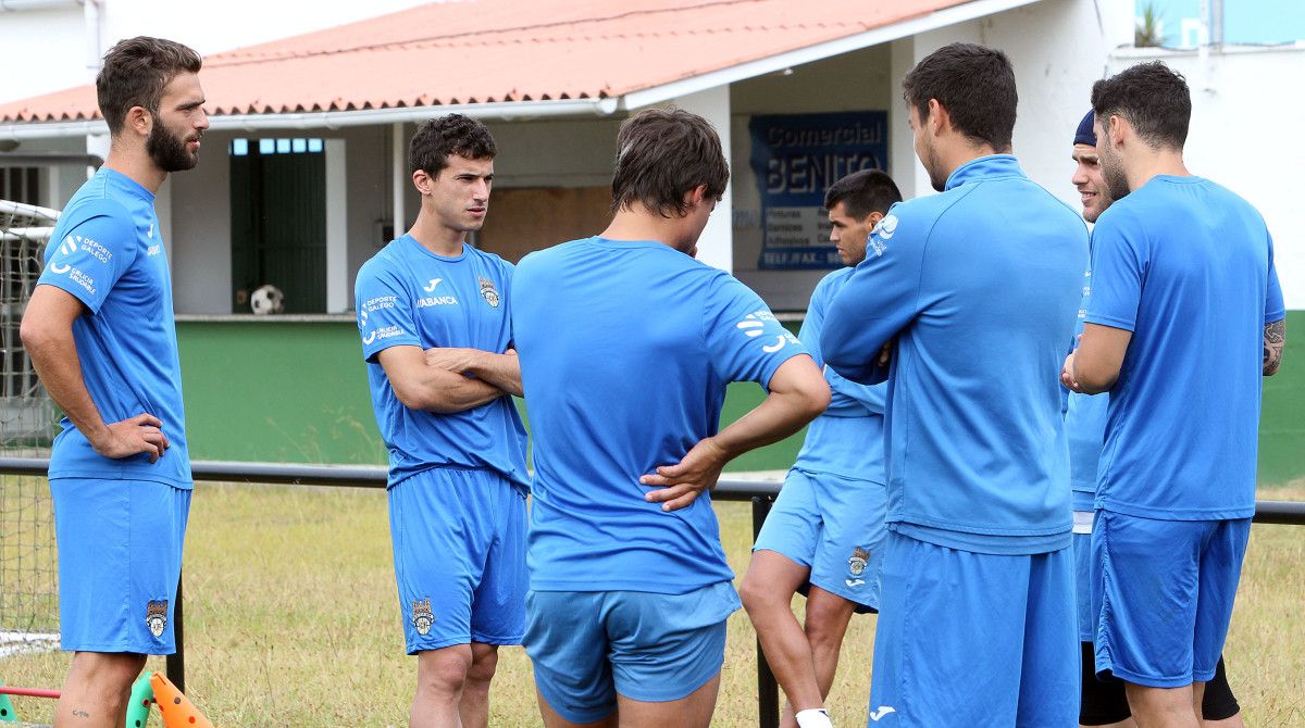Iker Alegre (segundo por la izquierda) en un entrenamiento del Pontevedra en Poio