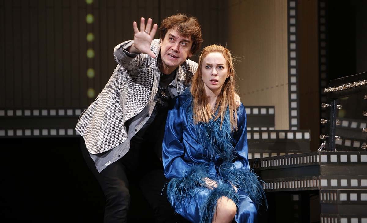 Javier Veiga y Marta Hazas, en una escena de "5 y acción"