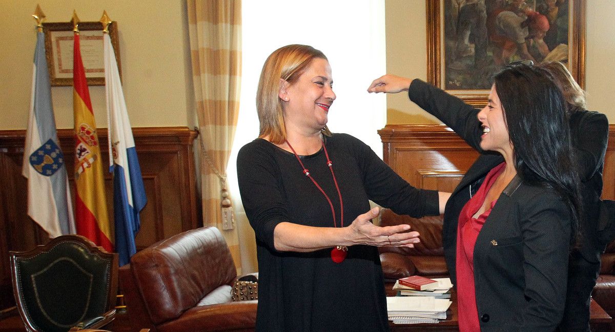 Carmela Silva y Lupe Murillo firman el convenio de patrocinio entre Deputación y Pontevedra