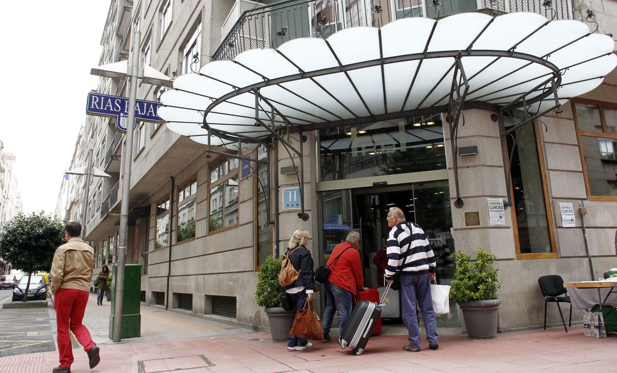 Visitantes a la puertas de un hotel de Pontevedra