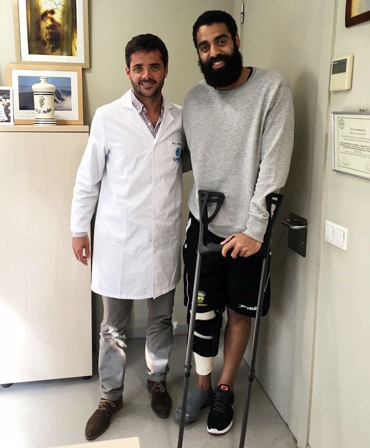 Johnny Medina pasa consulta na Clínica Dexeus de Barcelona