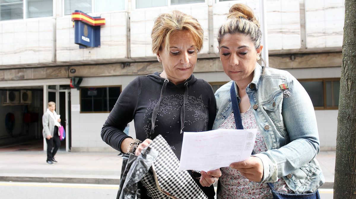 María Antonia Portela y Raquel Diaz, a las puertas de la Comisaría