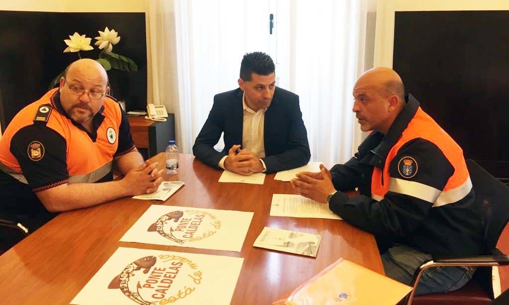 Firma del convenio entre el Concello de Ponte Caldelas y Protección Civil de Poio