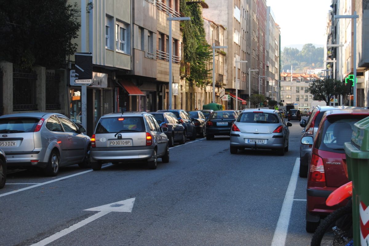 Coches aparcados en doble fila en la calle Echegaray