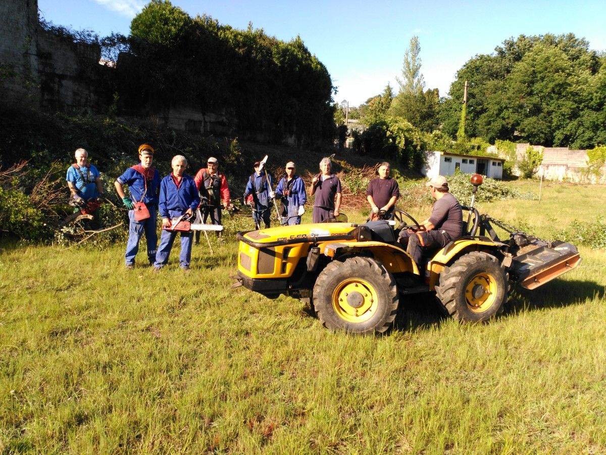Directivos e socios do Centro Recreativo de Seixo limpan o campo de fútbol