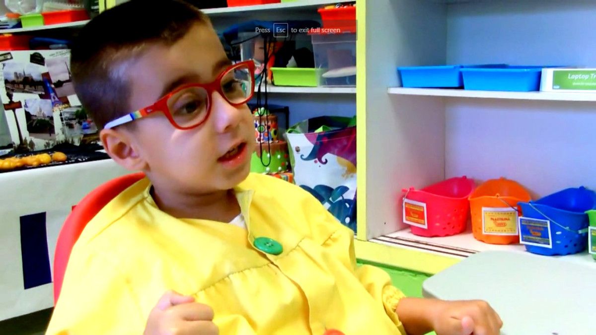 Hugo en su aula del colegio de A Laxe en Marín