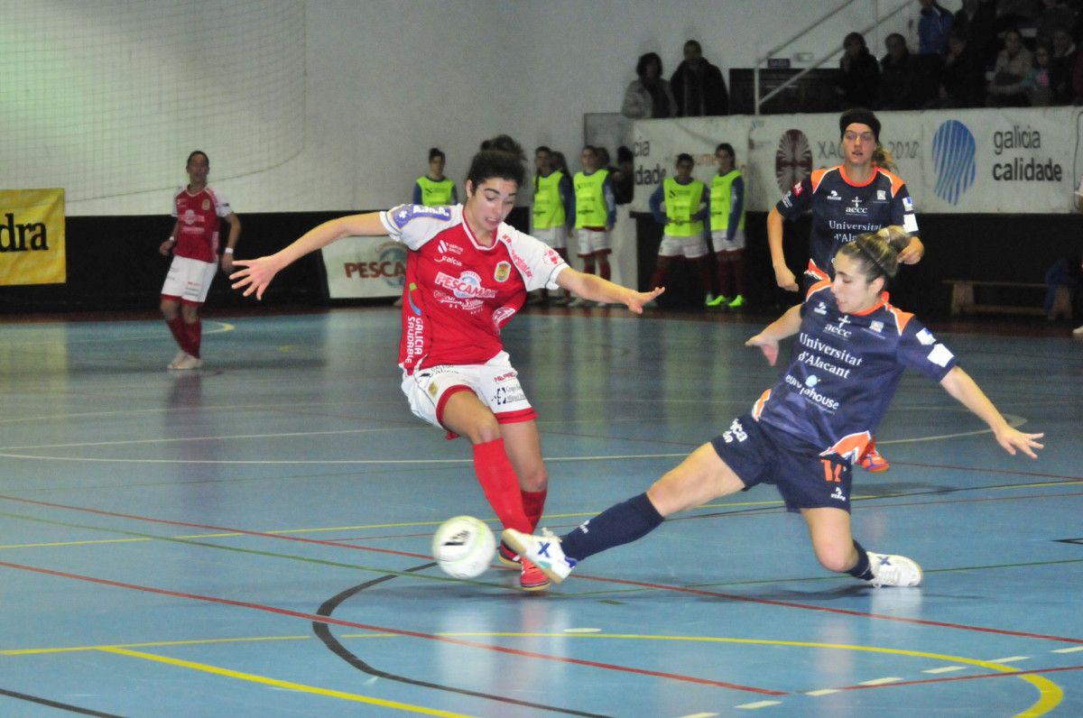 Claudia en un momento del partido entre Poio FS y Universidad de Alicante