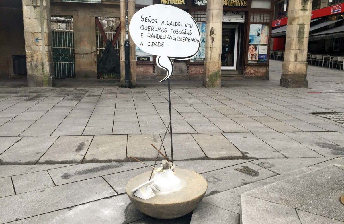 Daños en la estatua de la exposición de Tonucci en Curros Enríquez