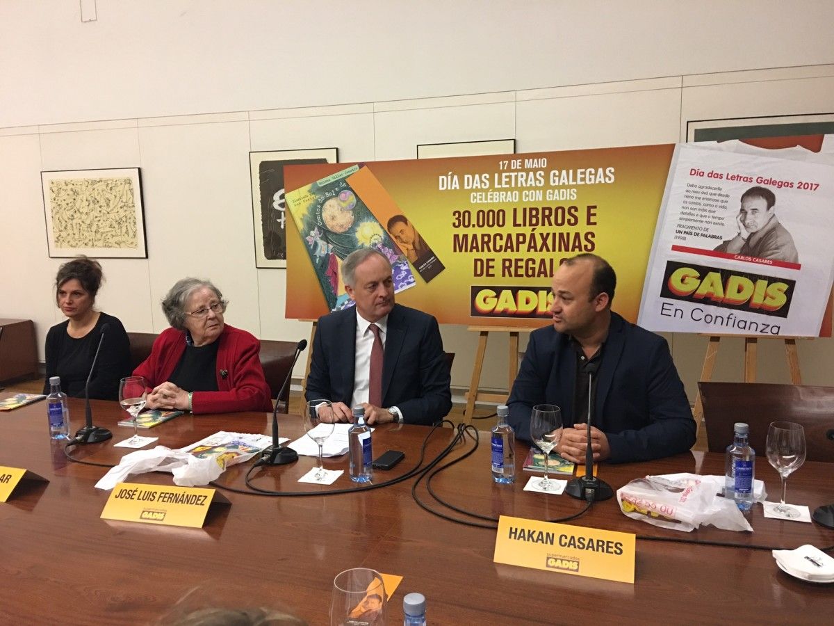 Hakan Casares, fillo de Carlos Casares; José Luis Fernández Astray, director de Comunicación de GADISA; y la escritora Helena Villar Janeiro Hakan Casares, fillo de Carlos Casares; José Luis Fernández Astray, director de Comunicación de GADISA; y la escritora Helena Villar Janeiro