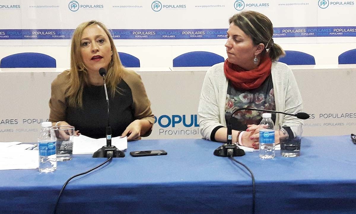 Elena Muñoz y Luisa Piñeiro, en la sede del PP de Pontevedra