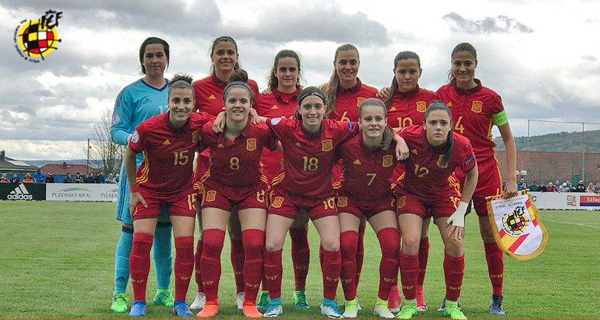 Teresa Abelleira (tercera arriba por la izquierda) en un partido del Europeo Sub-17