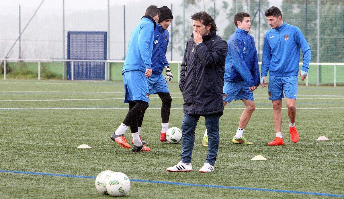 Luisito durante un entrenamiento del Pontevedra en Príncipe Felipe