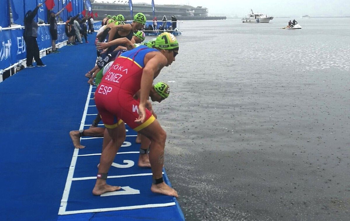 Gómez Noya en la salida de la prueba de las Series Mundiales en Yokohama