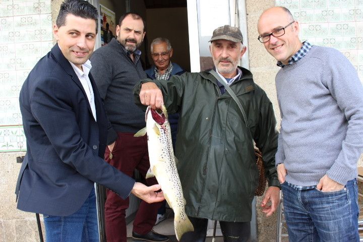 El vecino de Taboadelo Álvaro Míguez muestra su trucha de tres kilos