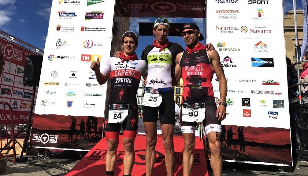 Pablo Dapena (izquierda) en el podio del Half Triathlon Pamplona