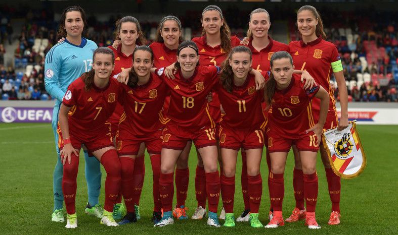 Teresa Abelleira (segunda arriba por la izquierda) con el equipo de España Sub-17 en la final Europea