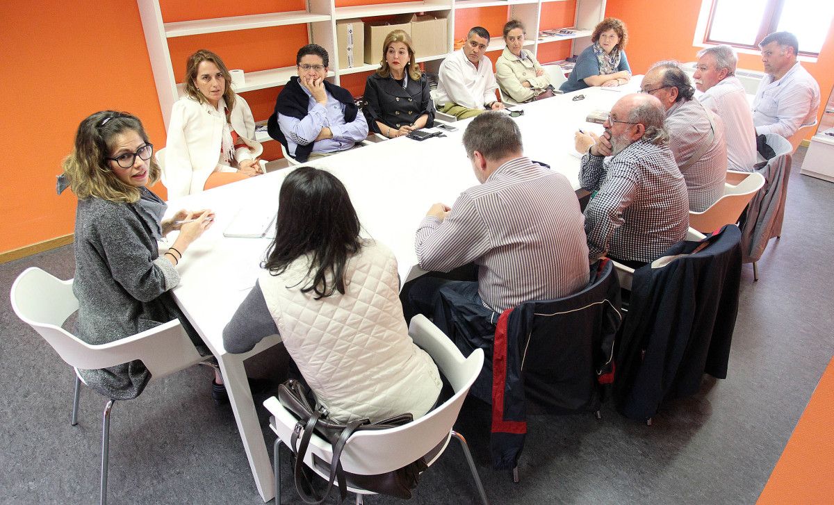 Reunión de Anabel Gulías cos representantes das federacións de veciños Teucro, Boa Vila e Castelao